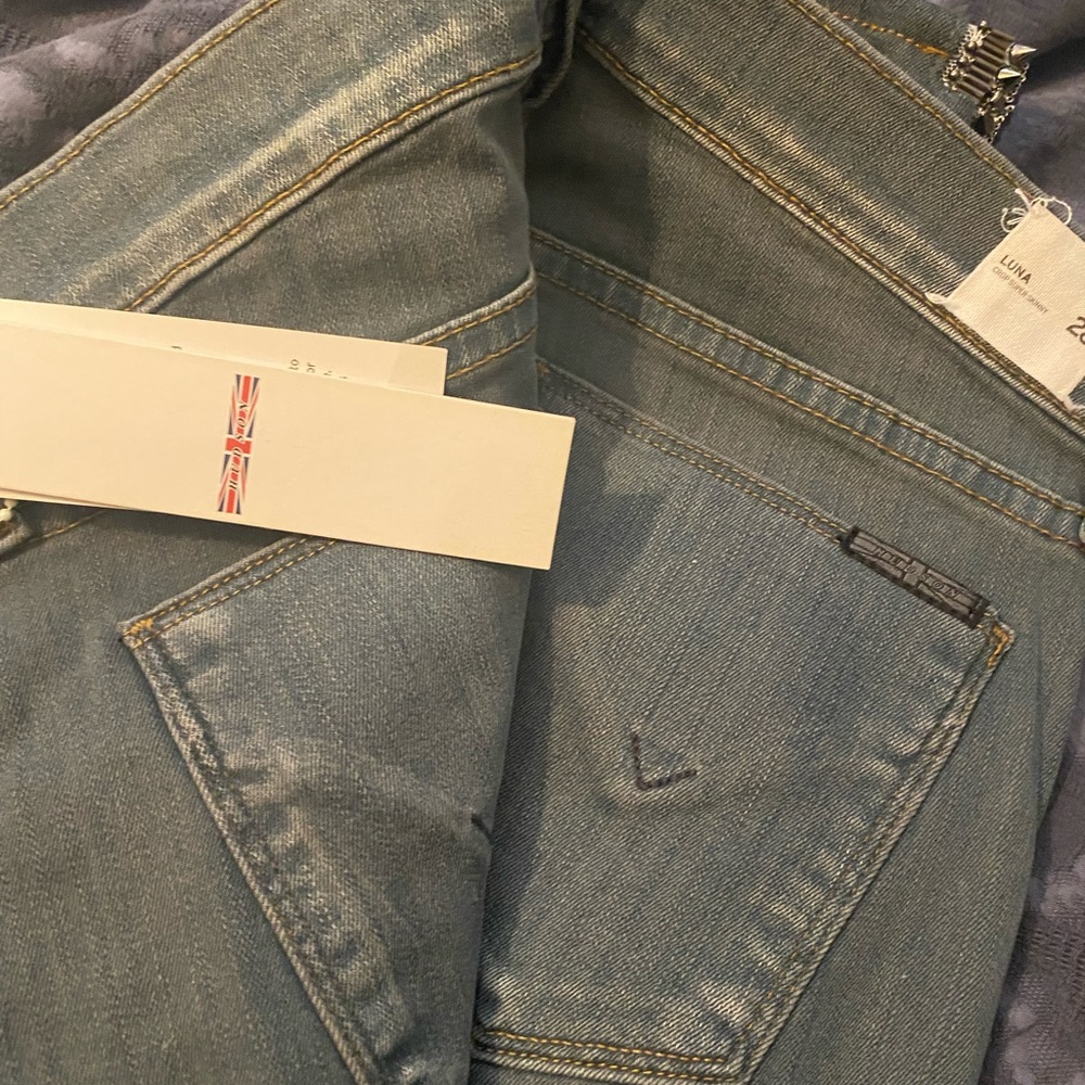 Brand New w Tags Hudson jeans Luna size 28 with beautiful details